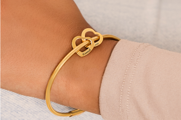 armband met bedeltjes en namen