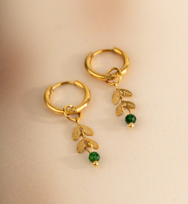 KAYA sieraden Earrings with Leaves and Green Bead | Stainless Steel