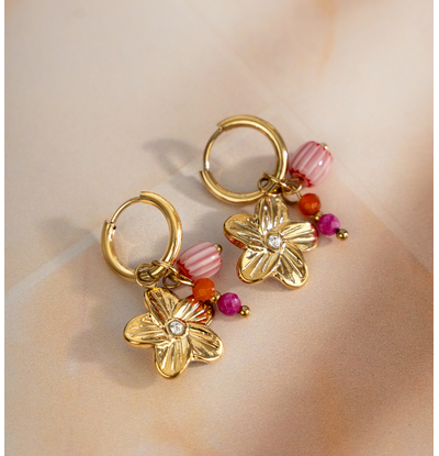 KAYA sieraden Botanical Oorringen met Bloem en Roze Kralen