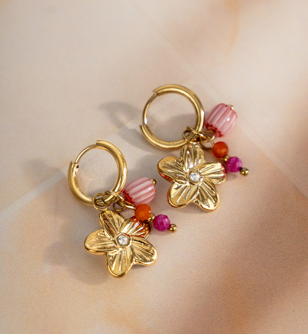 KAYA sieraden Botanical Oorringen met Bloem en Roze Kralen | Stainless Steel