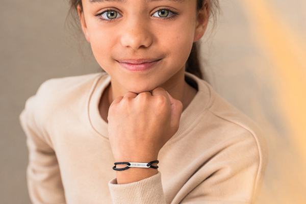SOS kinderarmbandje zwart koord met telefoonnummer