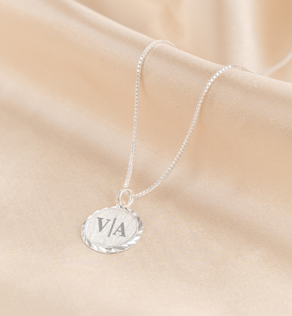 KAYA sieraden Necklace with initial ‘Vintage Disc’