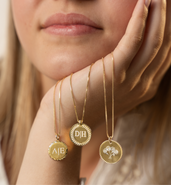 KAYA sieraden Necklace ‘Vintage Disc’ with initials