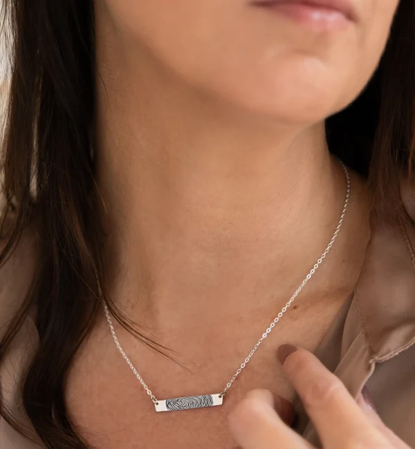 Gegraveerde sieraden Horizontal bar necklace with fingerprint