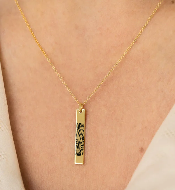 Gegraveerde sieraden Vertical bar necklace with fingerprint