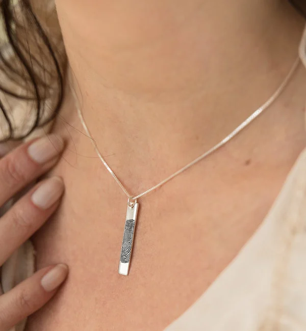 Gegraveerde sieraden Vertical bar necklace with fingerprint