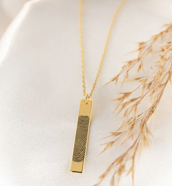 Gegraveerde sieraden Vertical bar necklace with fingerprint