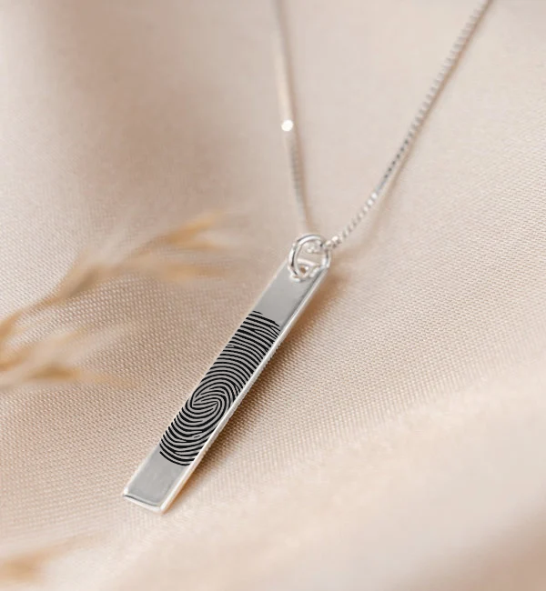 Gegraveerde sieraden Vertical bar necklace with fingerprint