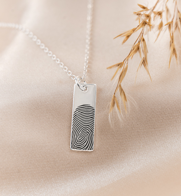 Gegraveerde sieraden Small Bar Necklace with Fingerprint