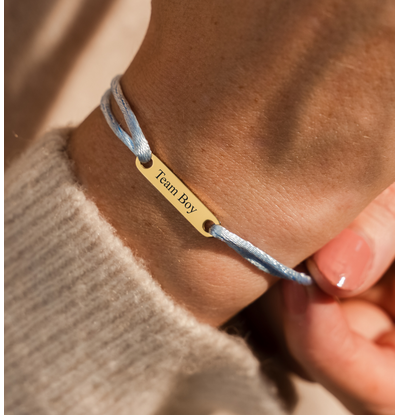 KAYA sieraden Satijnkoord Armband met Gravure | Goud