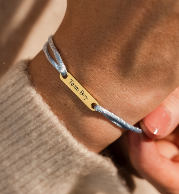 KAYA sieraden Satijnkoord Armband met Gravure | Goud Stainless Steel