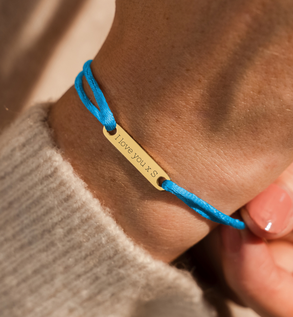 KAYA sieraden Satijnkoord Armband met Gravure | Goud Stainless Steel