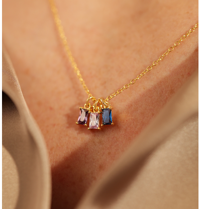 KAYA sieraden Ketting met Drie Geboortestenen | Baquette
