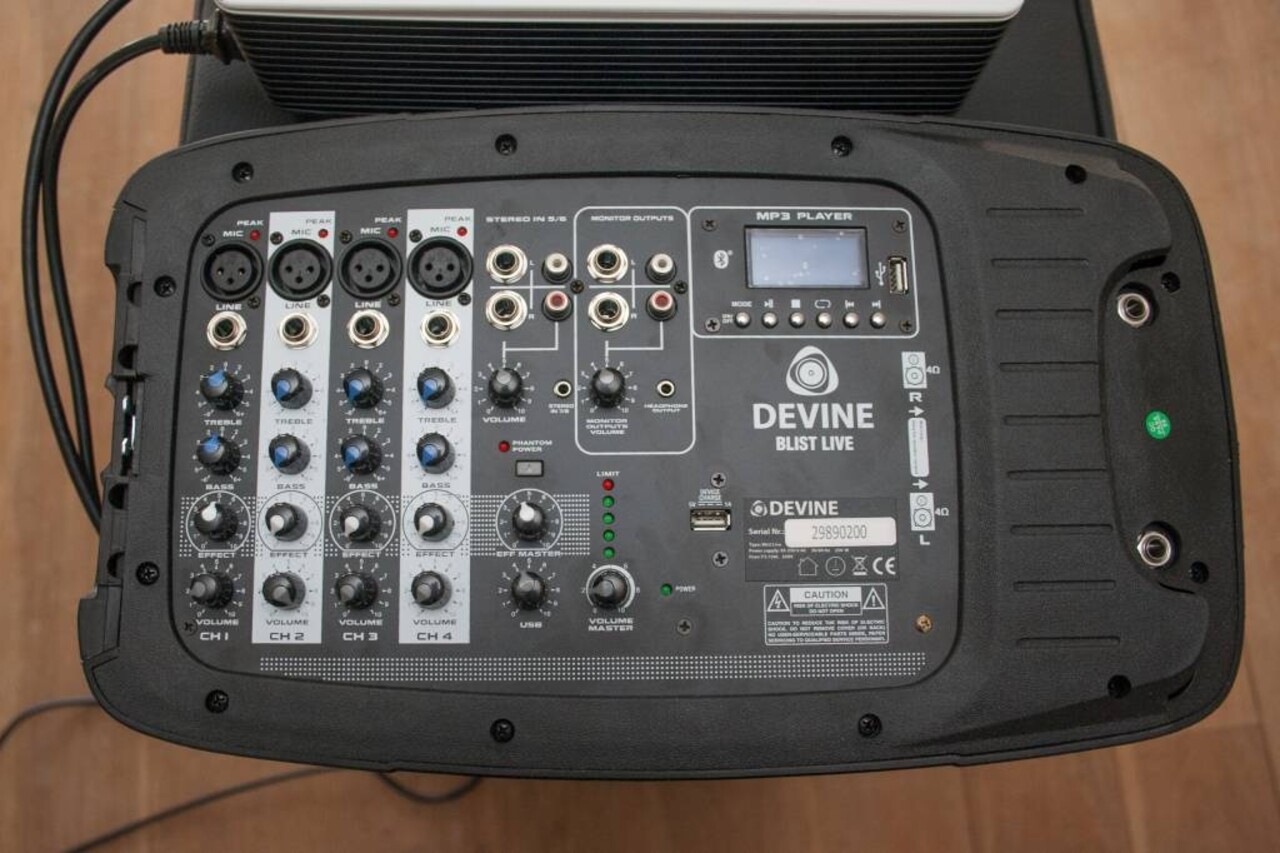 Set met beamer, projectiescherm, speakers op standaard en projectietafel huren Set met beamer, projectiescherm, speakers op standaard en projectietafel huren