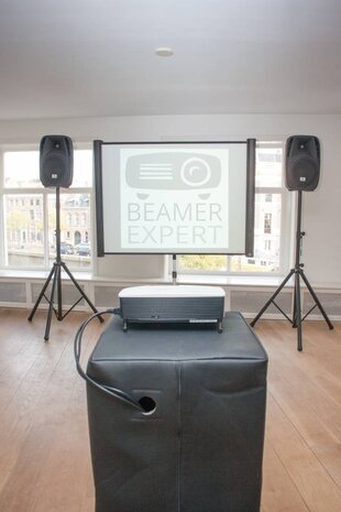 Full HD beamer, projectiescherm, speakers op standaard en projectietafel huren Full HD beamer, projectiescherm, speakers op standaard en projectietafel huren