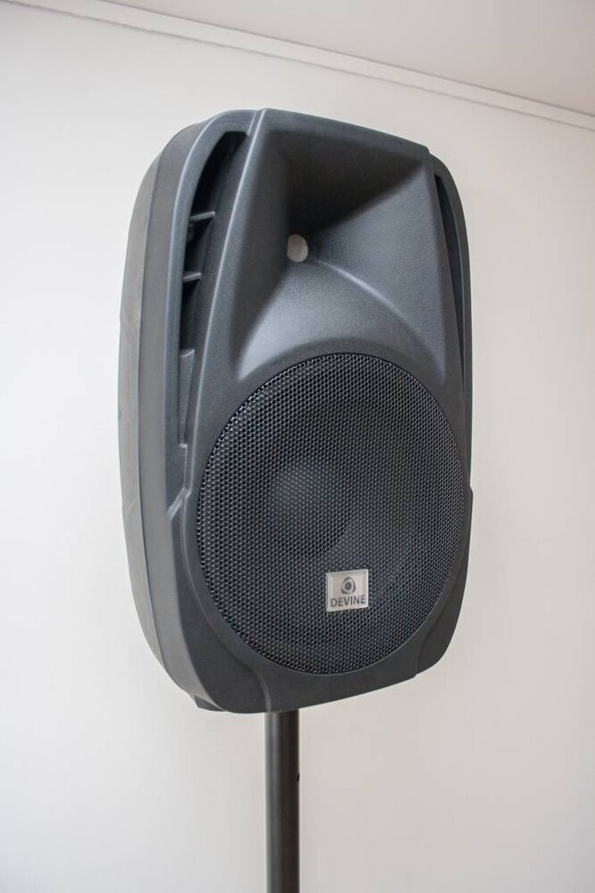 Full HD beamer, projectiescherm, speakers op standaard en projectietafel huren Full HD beamer, projectiescherm, speakers op standaard en projectietafel huren