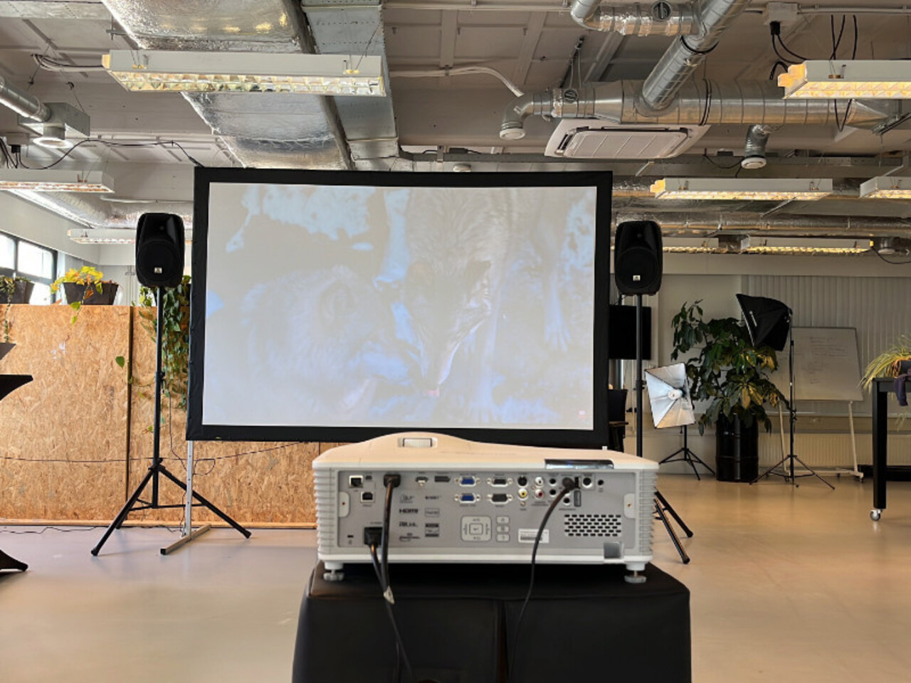 4K UHD beamer, projectiescherm, speakers op standaard en projectietafel huren 4K UHD beamer, projectiescherm, speakers op standaard en projectietafel huren