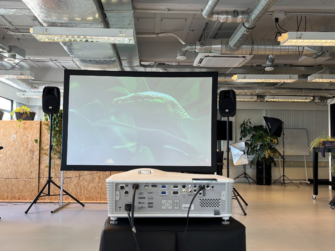 4K UHD beamer, projectiescherm, speakers op standaard en projectietafel huren 4K UHD beamer, projectiescherm, speakers op standaard en projectietafel huren