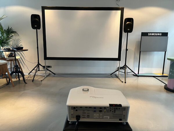 4K UHD beamer, projectiescherm, speakers op standaard en projectietafel huren 4K UHD beamer, projectiescherm, speakers op standaard en projectietafel huren