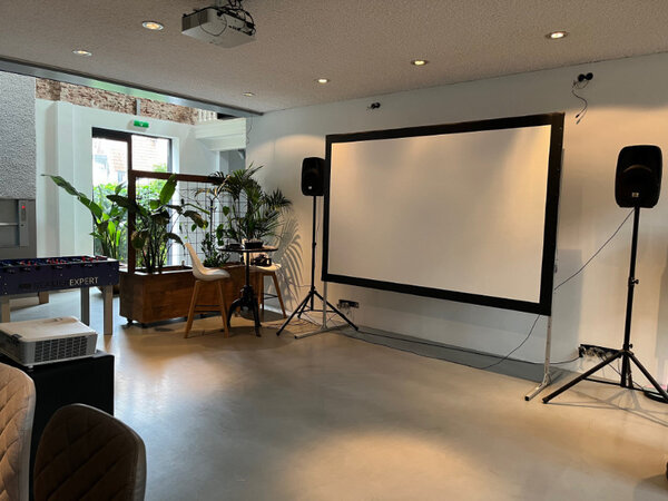 4K UHD beamer, projectiescherm, speakers op standaard en projectietafel huren 4K UHD beamer, projectiescherm, speakers op standaard en projectietafel huren