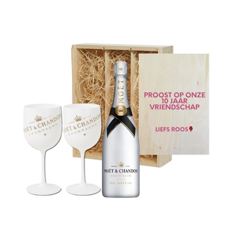 Moët & Chandon Gepersonaliseerde kist met Champagne en 2 glazen