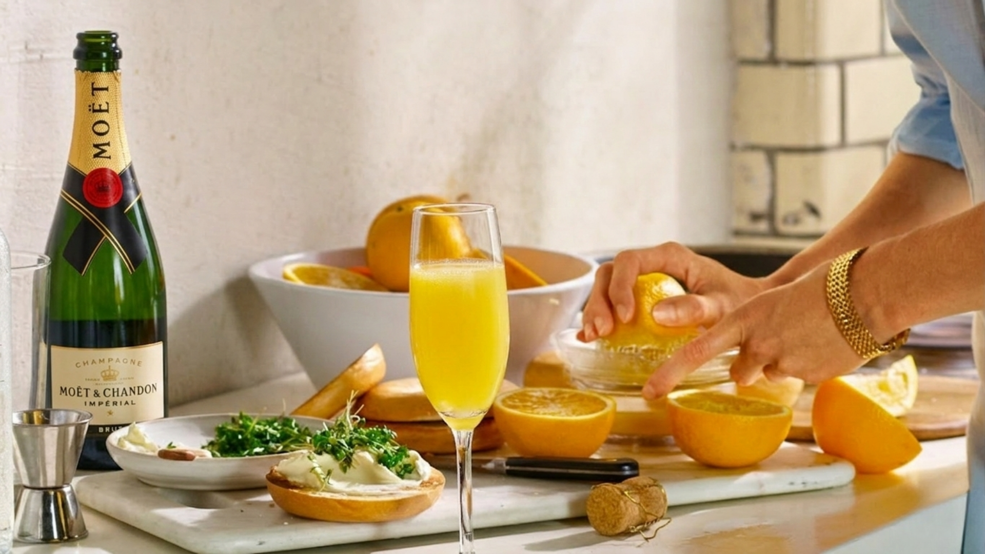 Wat drink je bij een Paasbrunch? Maak de perfecte mimosa met champagne