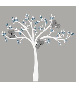 Muursticker witte boom met drie slapende koala beertjes blauw