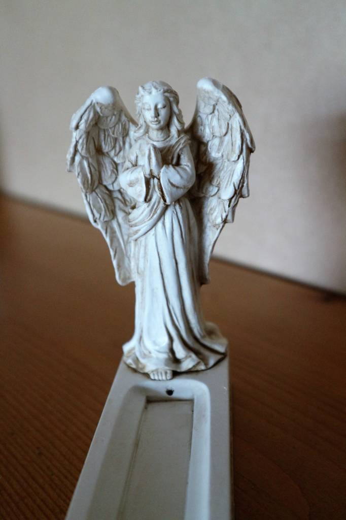 Wierookhouder met staande engel