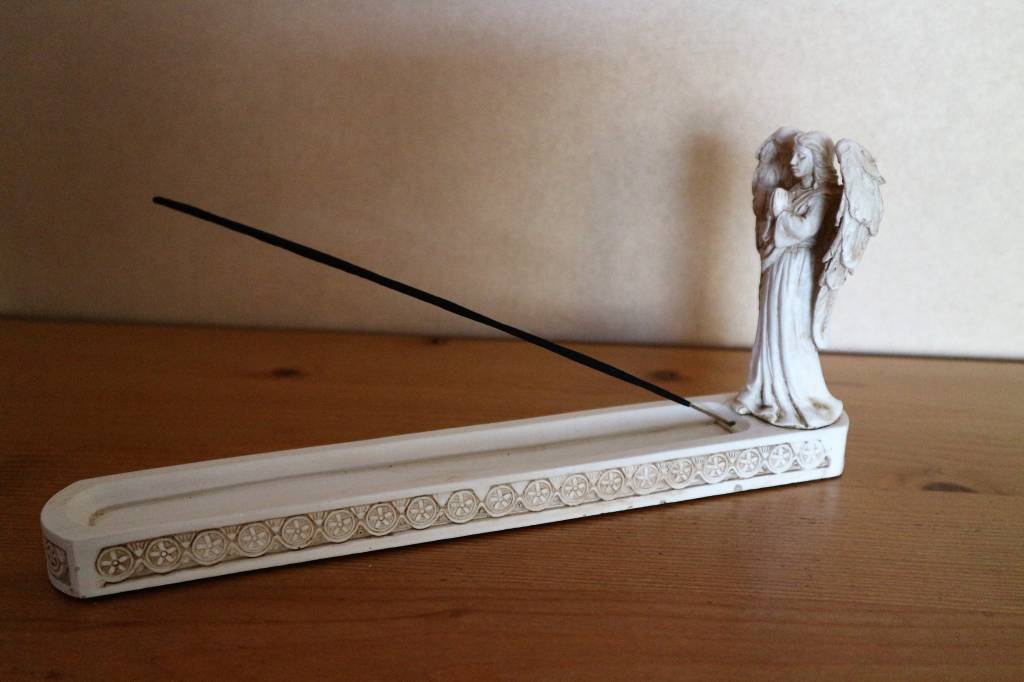 Wierookhouder met staande engel