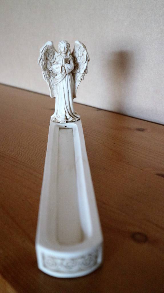 Wierookhouder met staande engel
