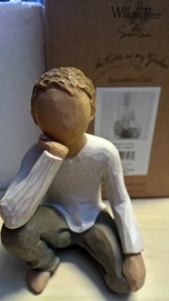 Willow Tree beeldje Inquisitive Child (jongen)