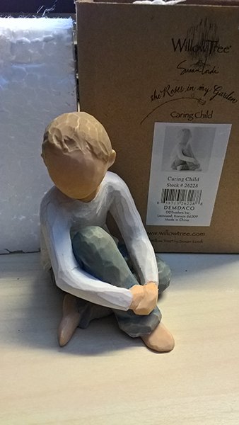 Willow Tree beeldje Caring Child (jongen)