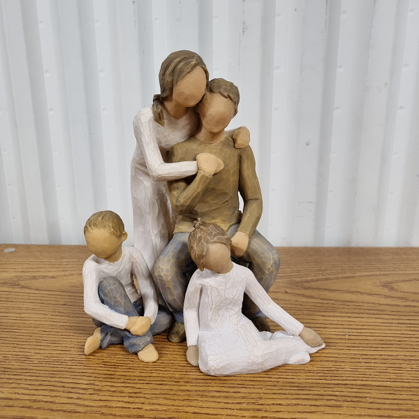 beeldje Caring Child (jongen)