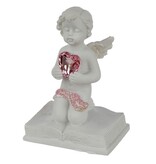 Beeldje engeltje met hartje zittend op een boek