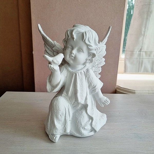 Beeld engeltje met vogeltje