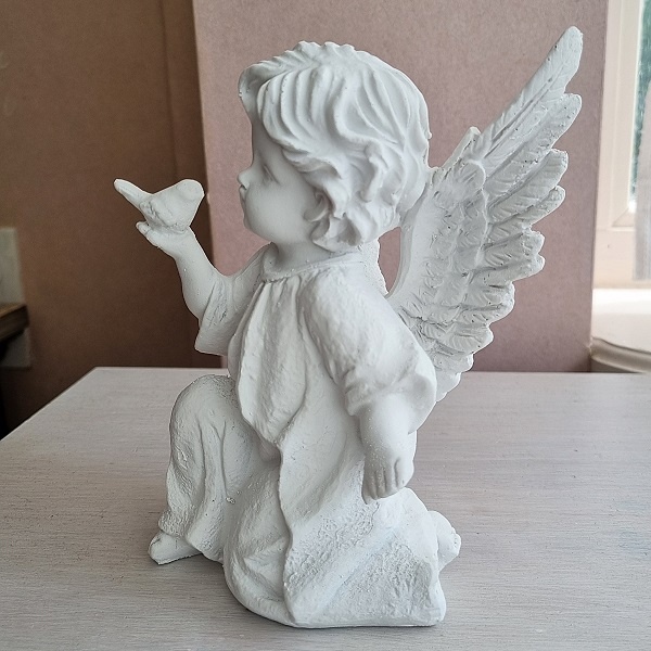 Beeld engeltje met vogeltje