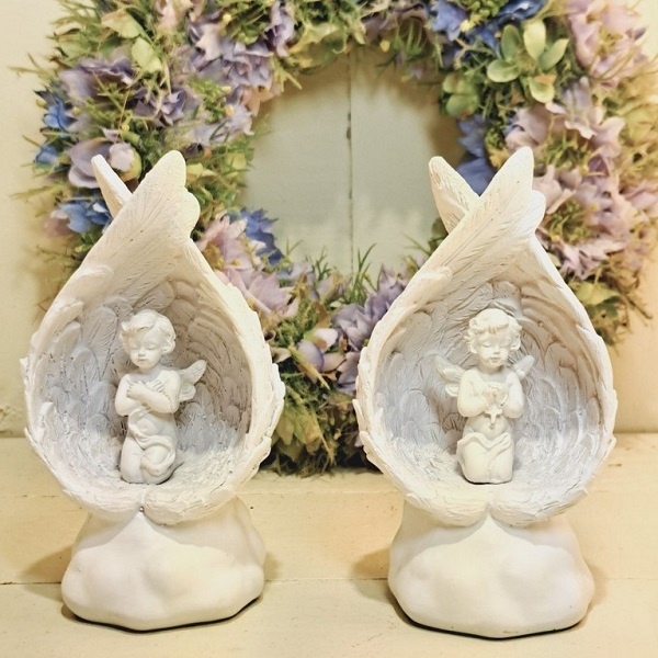 Beeld engeltje in vleugel