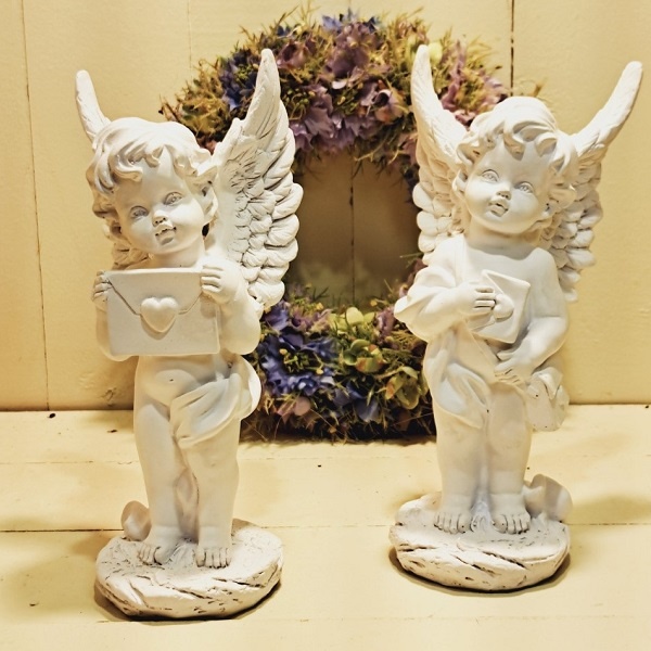 Beeld engel met een brief (prijs is per stuk!)