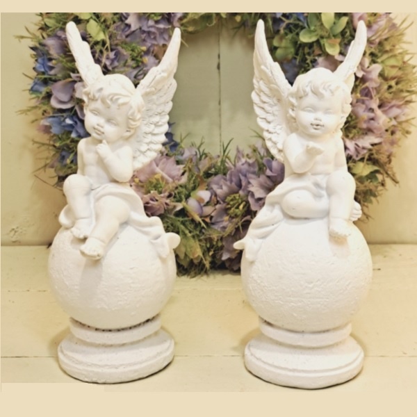 Beeld engeltje zittend op bol (per stuk!)