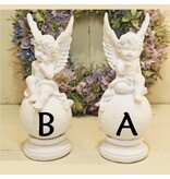 Beeld engeltje zittend op bol (per stuk!)