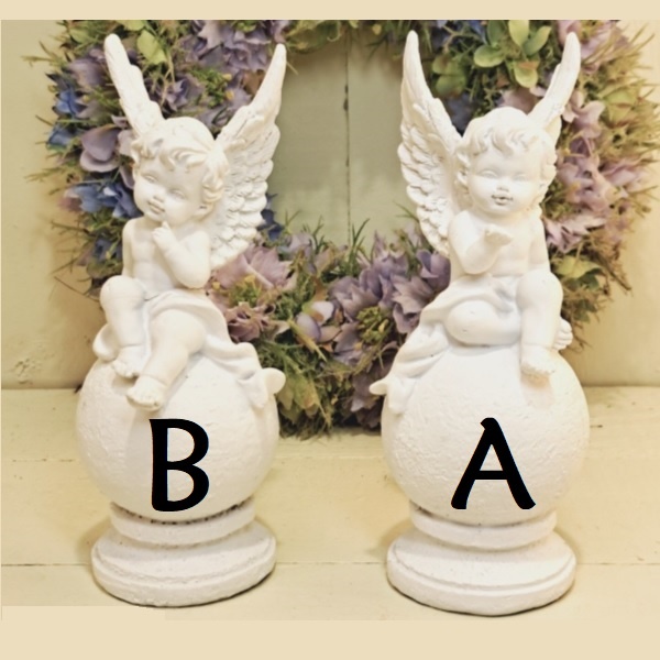 Beeld engeltje zittend op bol (per stuk!)