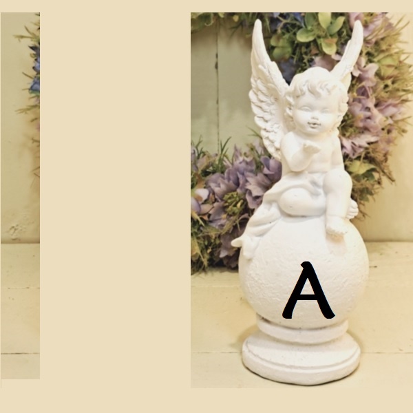 Beeld engeltje zittend op bol (per stuk!)