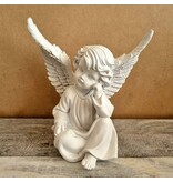 Beeld engel zittend