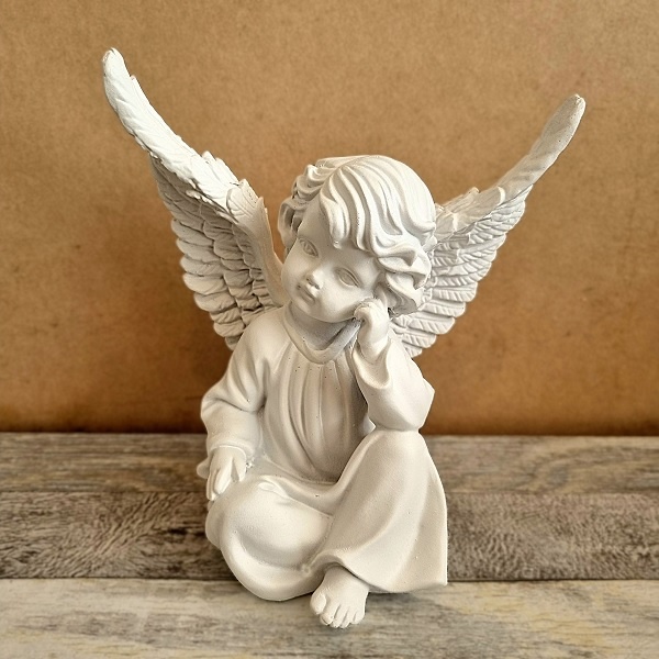 Beeld engel zittend