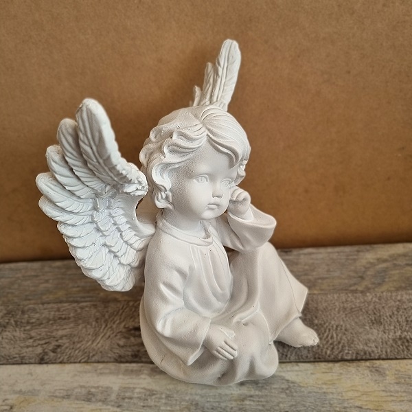 Beeld engel zittend