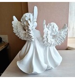 Beeld twee engeltjes met boek