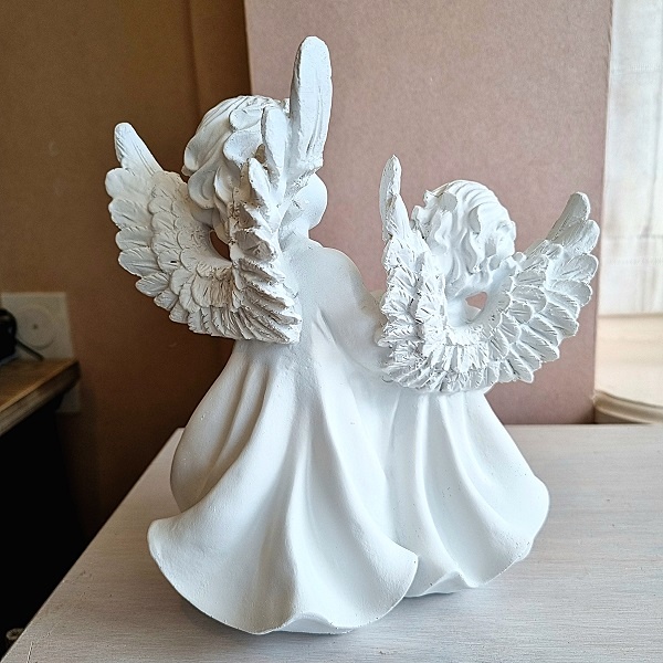 Beeld twee engeltjes met boek