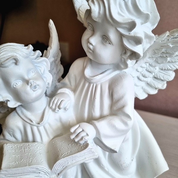 Beeld twee engeltjes met boek