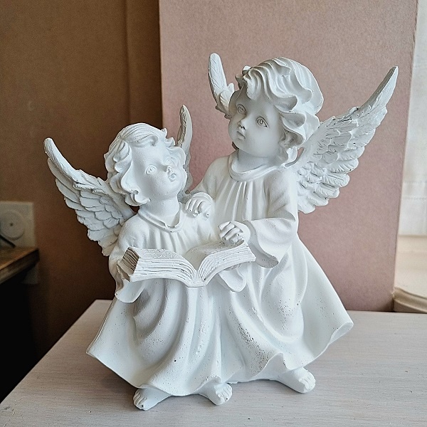 Beeld twee engeltjes met boek