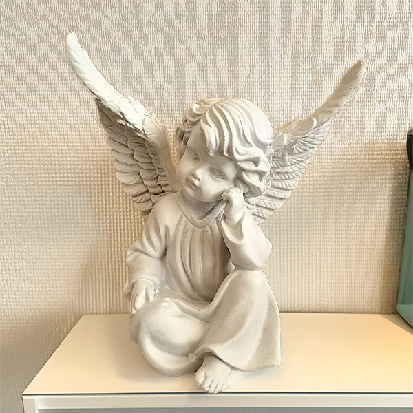 Beeld engel zittend
